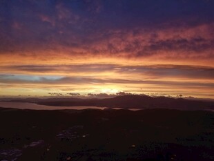 壮丽晚霞下的开阔风景