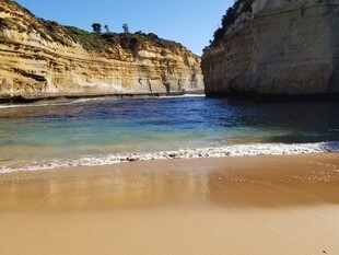 美丽海岸沙滩与壮观岩壁