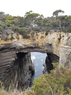 海岸天然石桥景观