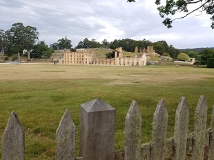 乡村木栅栏后的开阔景致