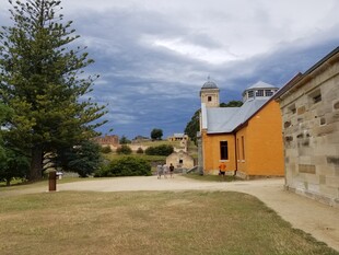 乡村小屋旁的宁静景致
