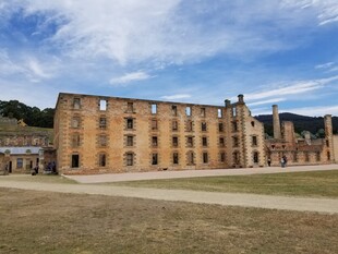 古老多层建筑 开阔场地