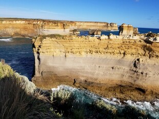 海岸边壮观的古老建筑遗迹