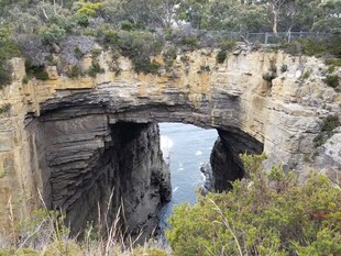 天然石桥下的静谧水域