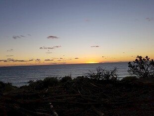 海边日落时分的自然美景