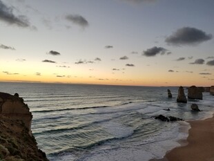 海边日落时的壮美海岸线