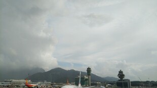 机场远景下的多云天气