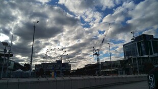 城市上空的多云景象