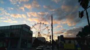 夕阳下的城市与摩天轮