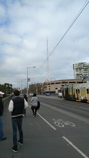 街道上行人漫步景象