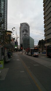 城市街道与高楼景象