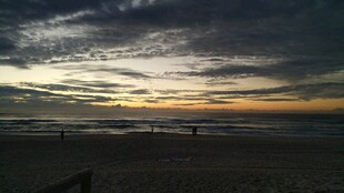 海边日落时分的壮美景色