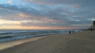 黄昏下的美丽海滨沙滩