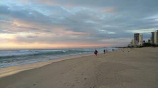 海滨黄昏美景 漫步沙滩