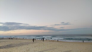 黄昏下的静谧海滩