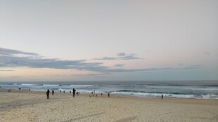 黄昏下的静谧海滩