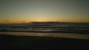 黄昏下的海边美景