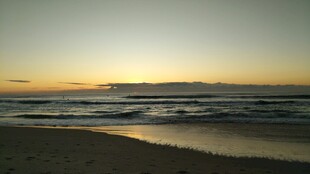 日落时分的静谧海滩