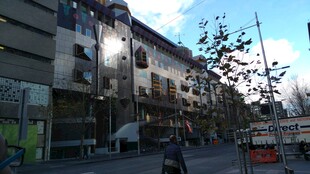 城市街道旁的多层建筑