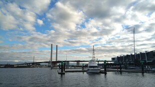 河畔桥梁与天空美景