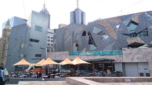 城市街头特色建筑与遮阳伞