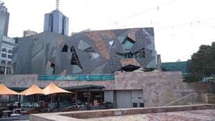 现代建筑前的户外摊位