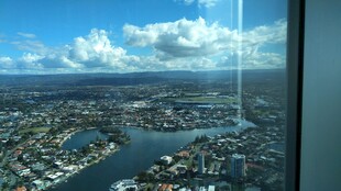 高空俯瞰城市与水域景观