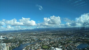 城市天际线与蓝天白云景观