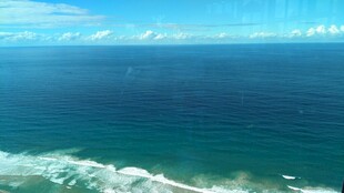 俯瞰蔚蓝大海与白色浪花