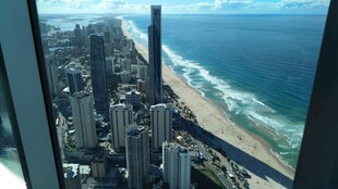 俯瞰城市与海岸线美景