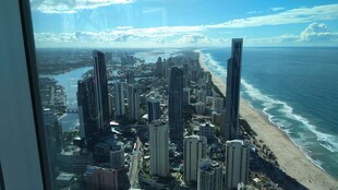 俯瞰城市与海岸线美景