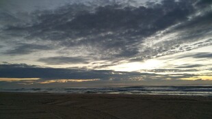 海边日落时分的壮丽天空