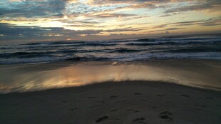 夕阳下的海滩美景