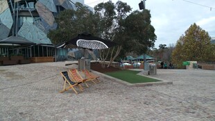 户外休闲区的桌椅景观