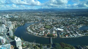 城市河畔全景风光