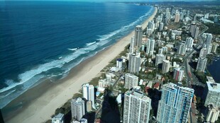 海滨城市高楼与海岸线风光