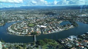 城市河畔全景风光