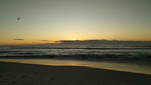 黄昏下的静谧海滩美景