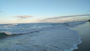 海边美景 海浪轻拍沙滩