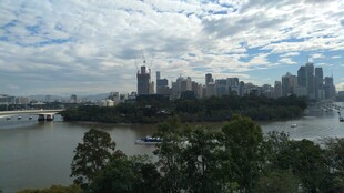 城市河畔风光俯瞰