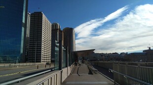 城市高楼间的户外步行道