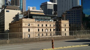 城市中古老建筑与现代高楼