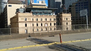 城市中待建区域旁的建筑