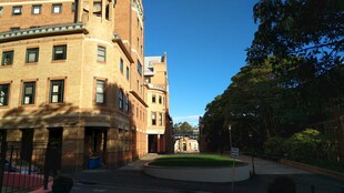 古典建筑旁的开阔庭院