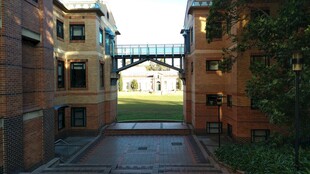 复古庭院中的拱形连廊