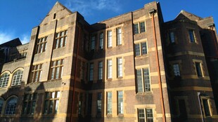 古典风格多层砖砌教学楼