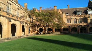 古老庭院建筑与翠绿草坪