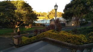 黄昏下的花园景观