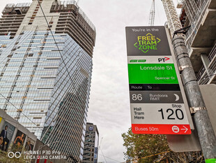 城市街景中的公交站牌