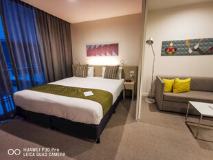 现代风格温馨舒适卧室